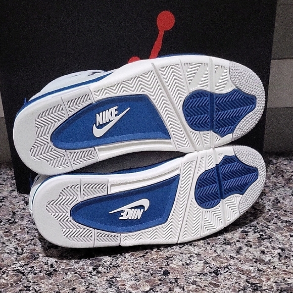 Jordan 4 Retro Military Blue - Picture 4 of 9